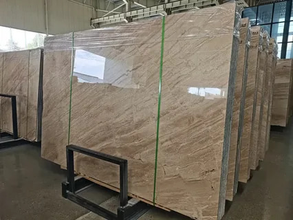 تصویر 1 از سنگ تراورتن تکاب کرم جلوه‌ ای شیک برای تراس و ورودی